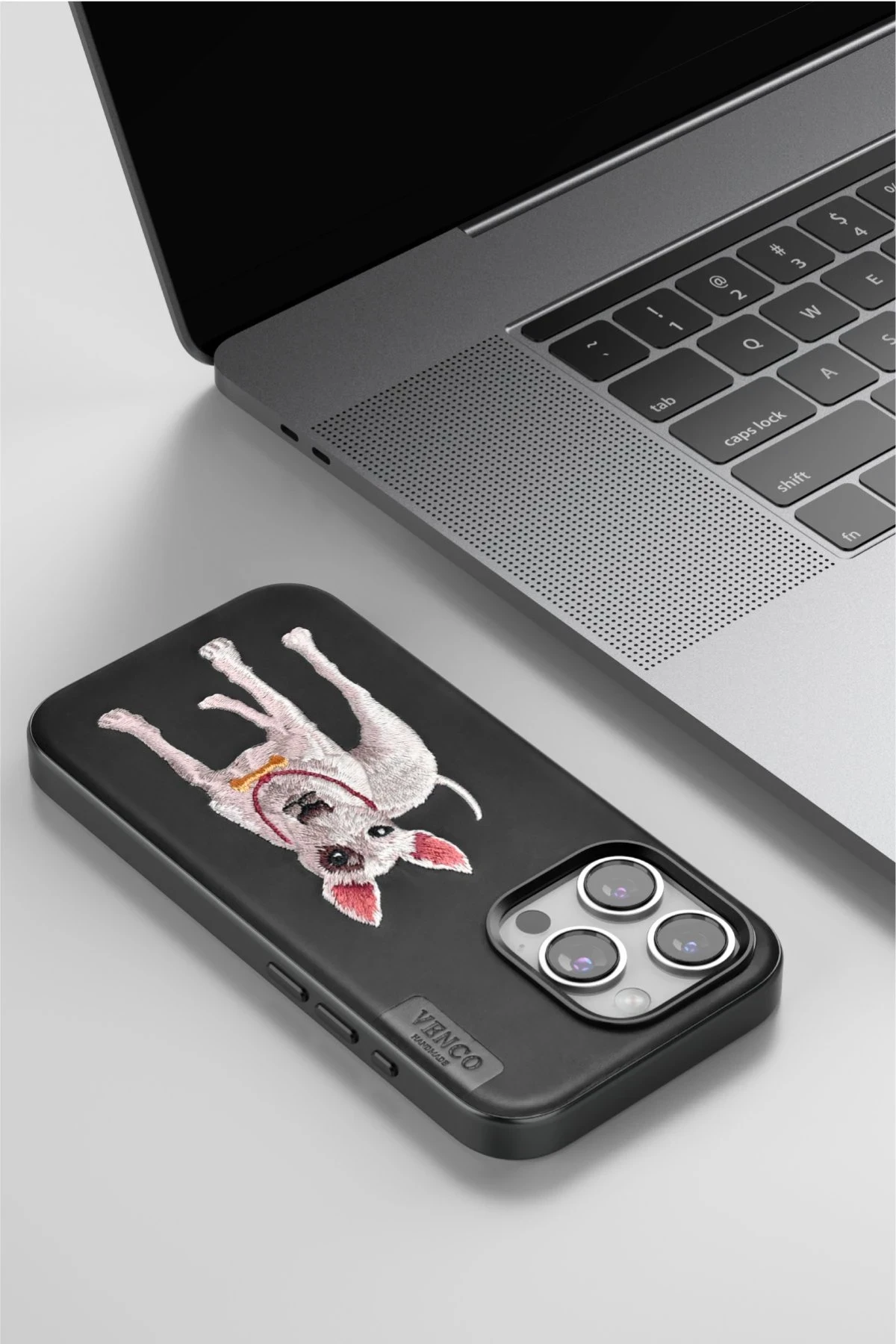 Venco iPhone 15 Pro Max Perma Desenli Kapak - Siyah