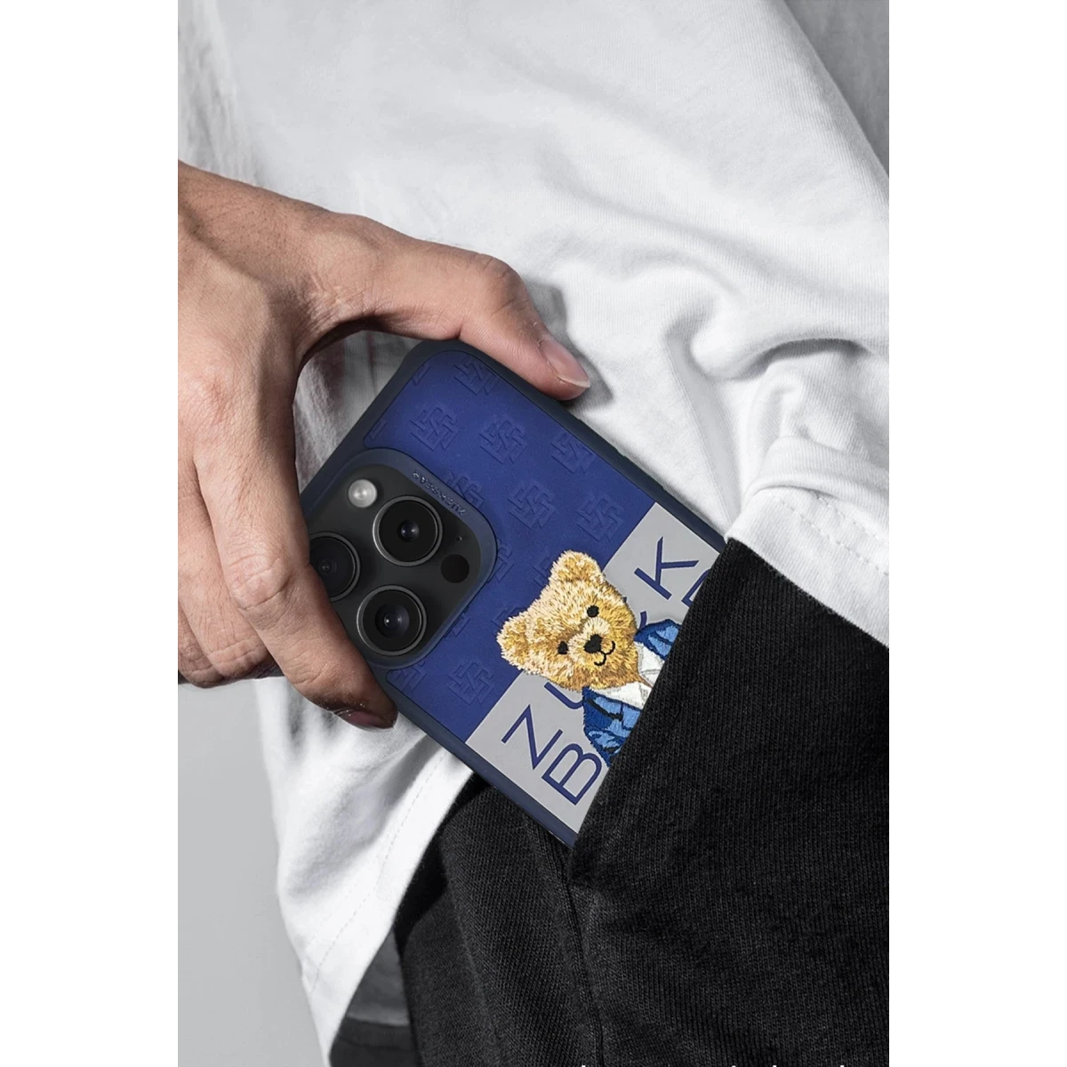 ZuckBear Apple iPhone 15 Pro Paris Gentleman Kapak - Suit