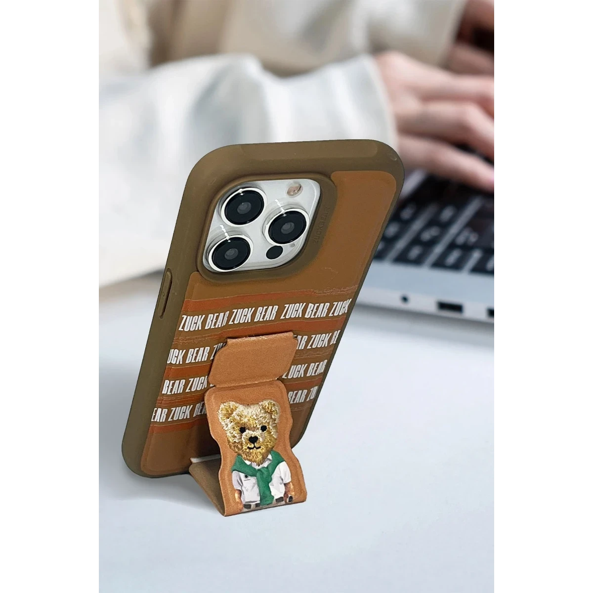 ZuckBear Apple iPhone 15 Pro Claude Standlı Kapak - Siyah