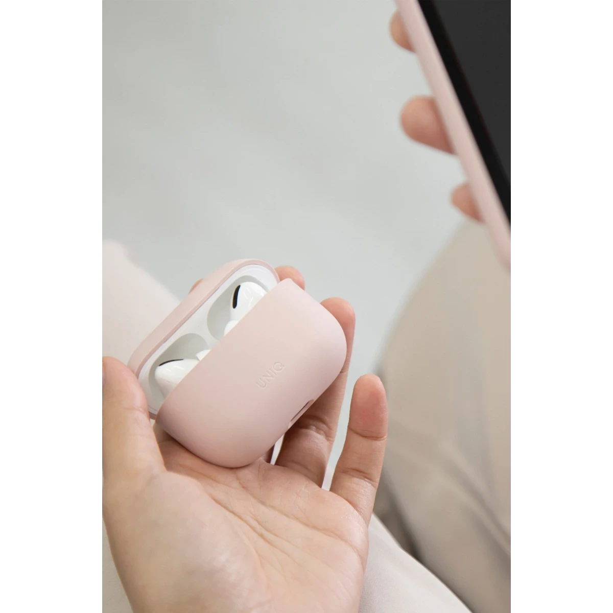Uniq Apple Airpods Pro 2 (2.nesil) Lino Silikon Kılıf - Bej