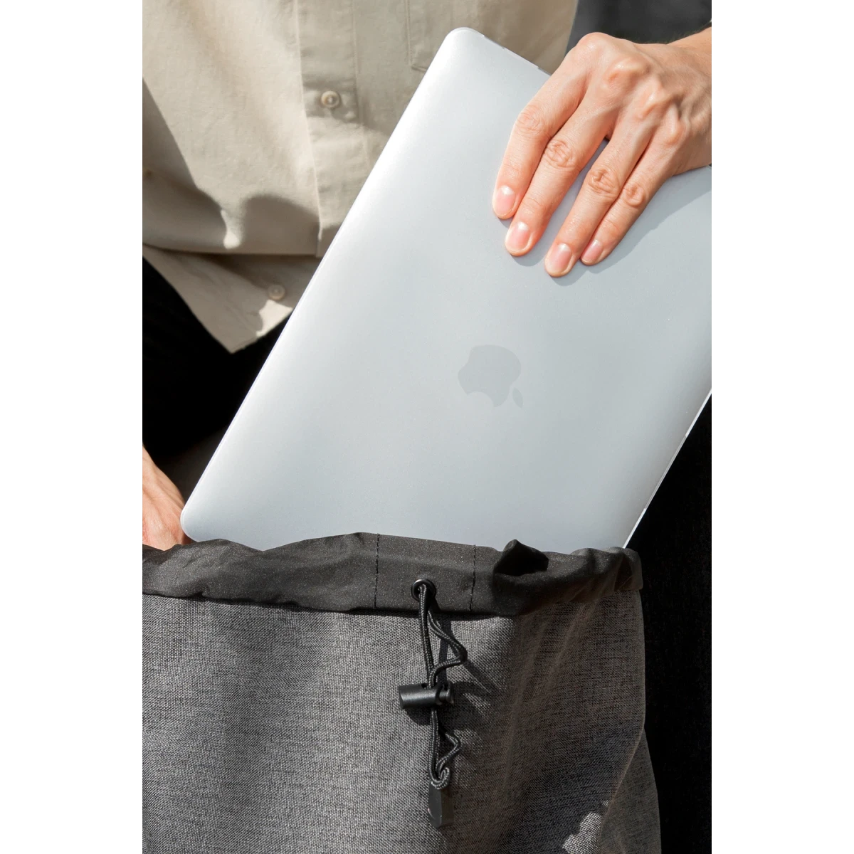 Uniq Apple Macbook Air 15 (2024) Vero Macbook Kapak - Şeffaf