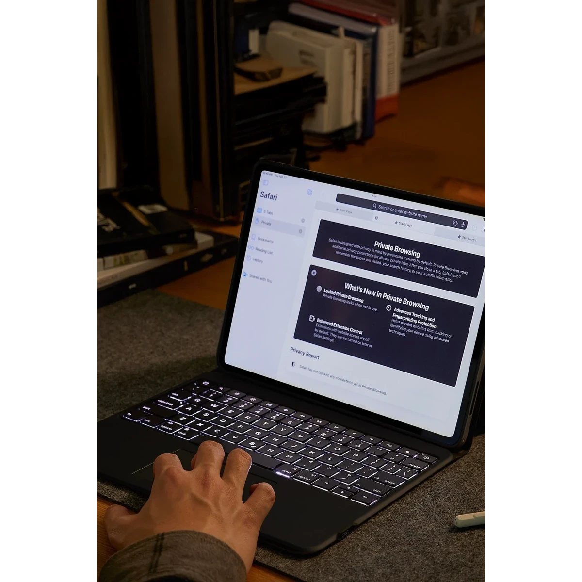 ESR Apple iPad Pro 11 (2024) Ascend Klavyeli Tablet Kılıfı - Siyah